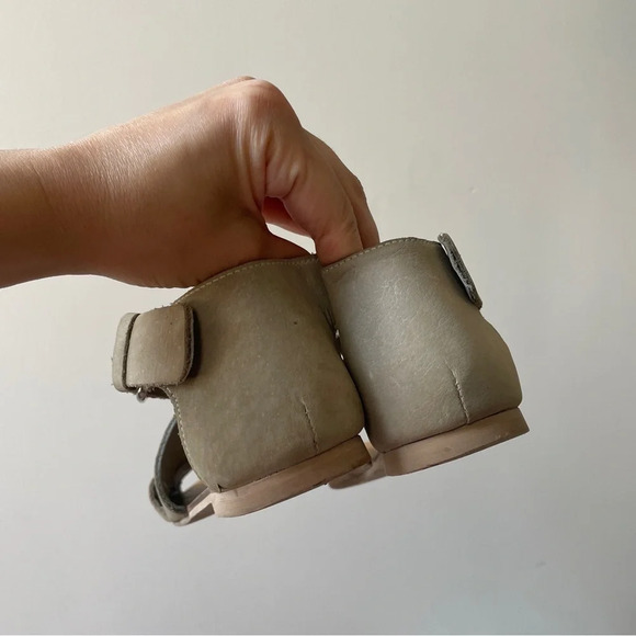 Deena‎ & Ozzy UO leather crisscross  taupe sandals - Picture 4 of 6